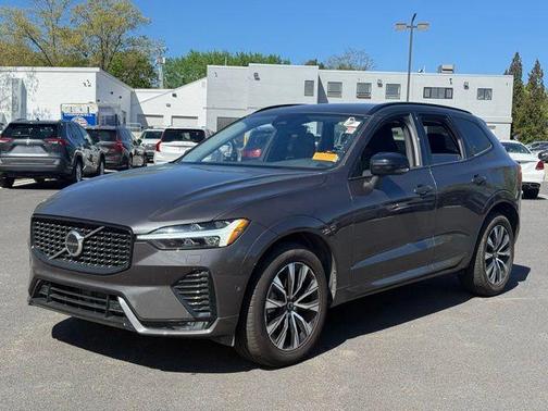 Platinum Gray Metallic 2025 Volvo XC60 B5 Plus