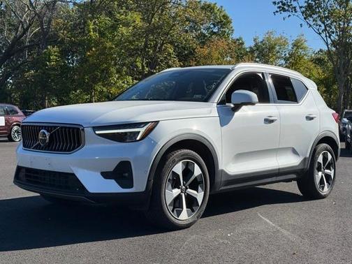 2025 Volvo XC40 B5 Plus Bright Theme