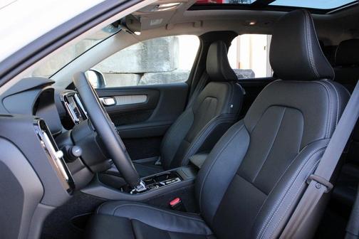 2025 Volvo XC40 B5 Plus Bright Theme
