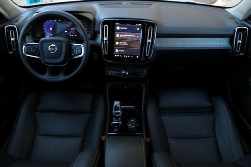 2025 Volvo XC40 B5 Plus Bright Theme
