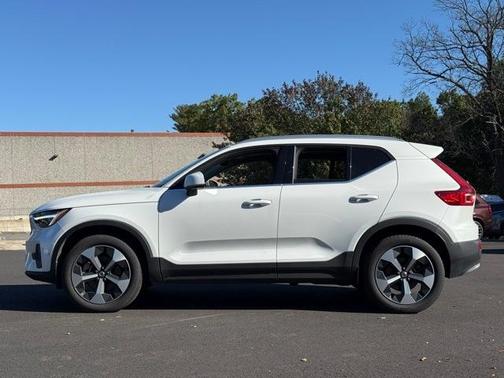 2025 Volvo XC40 B5 Plus Bright Theme