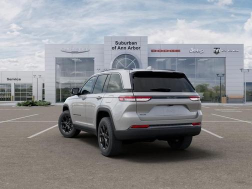 Silver Zynith 2026 Jeep Grand Cherokee Laredo