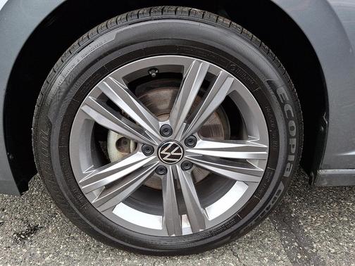 Platinum Gray Metallic 2024 Volkswagen Jetta 1.5T SE