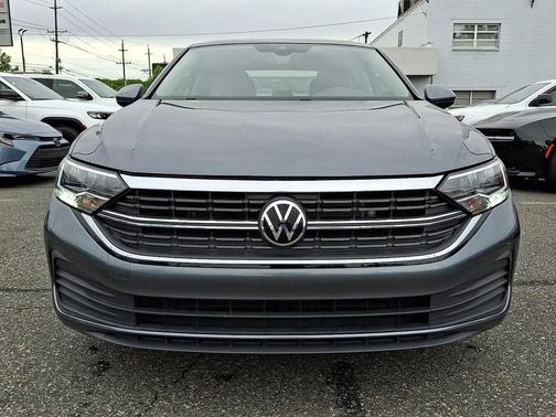 Platinum Gray Metallic 2024 Volkswagen Jetta 1.5T SE