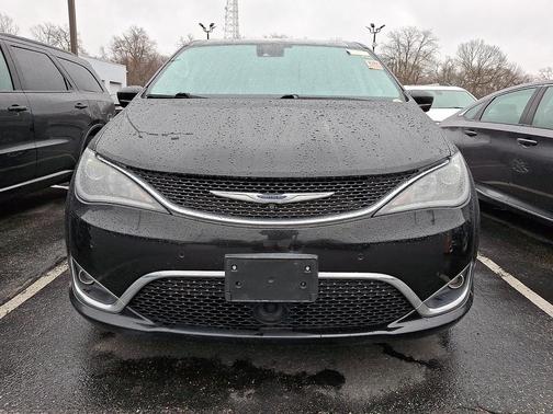 Brilliant Black Crystal Pearlcoat 2020 Chrysler Pacifica Touring