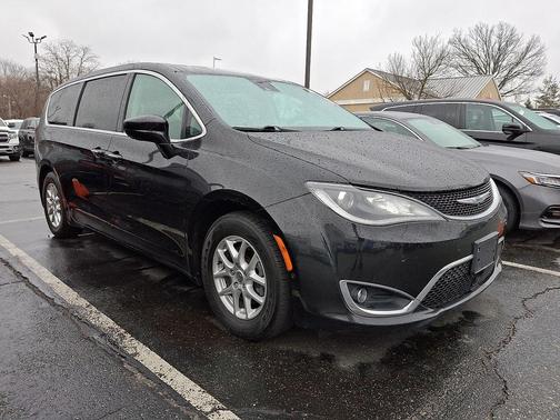 Brilliant Black Crystal Pearlcoat 2020 Chrysler Pacifica Touring