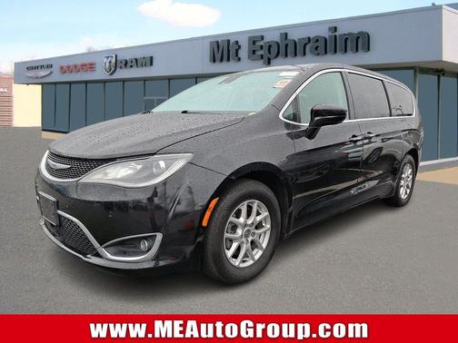 Brilliant Black Crystal Pearlcoat 2020 Chrysler Pacifica Touring