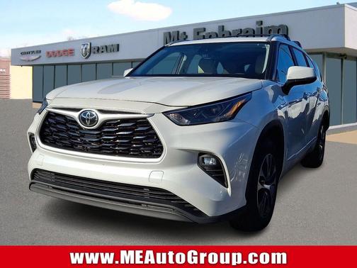 Wind Chill Pearl 2023 Toyota Highlander XLE