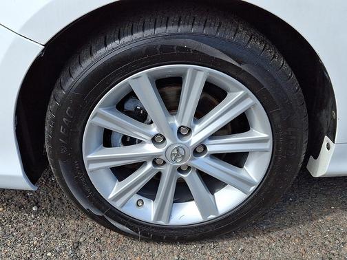 Super White - 040 2013 Toyota Camry XLE