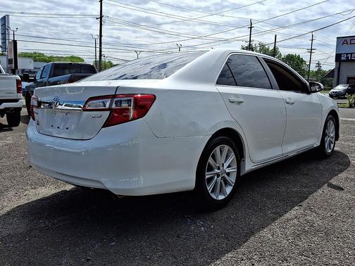 Super White - 040 2013 Toyota Camry XLE