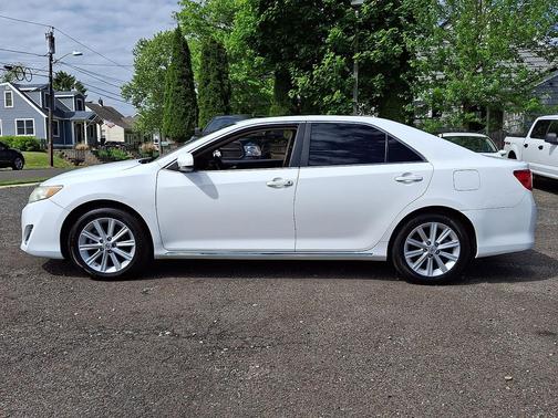 Super White - 040 2013 Toyota Camry XLE