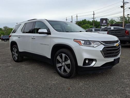 Iridescent Pearl Tricoat 2018 Chevrolet Traverse LT Leather