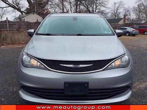 Photo 3 of 31 of 2020 Chrysler Voyager LXI