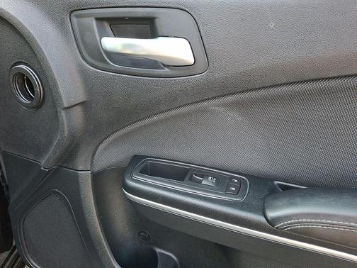 Pitch Black Clearcoat 2016 Dodge Charger SE