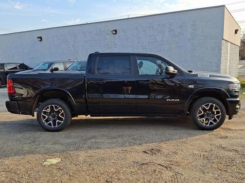 Diamond Black Crystal Pearlcoat 2026 RAM 1500 Laramie