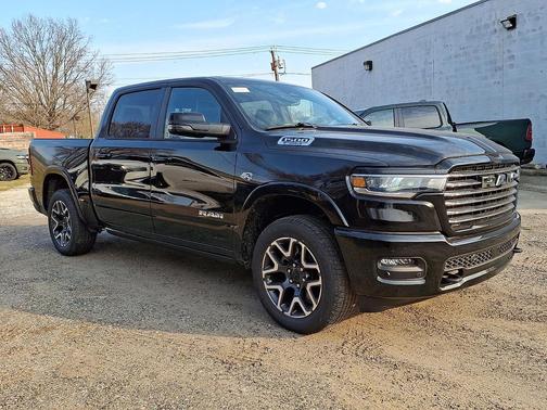 Diamond Black Crystal Pearlcoat 2026 RAM 1500 Laramie
