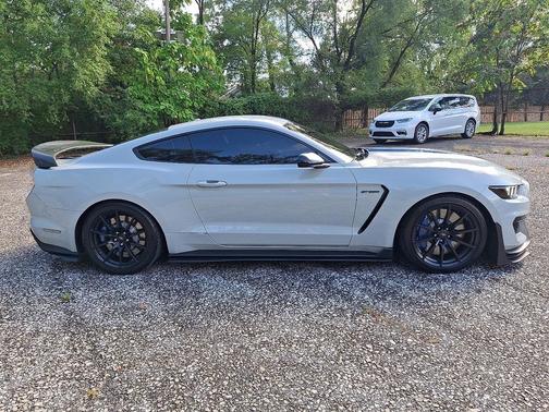 2017 Ford Shelby GT350 Base