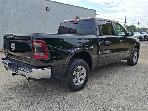 Diamond Black Crystal Pearlcoat 2022 RAM 1500 Laramie
