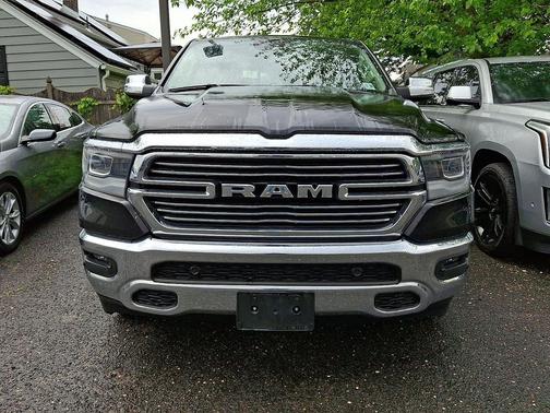 Diamond Black Crystal Pearlcoat 2022 RAM 1500 Laramie