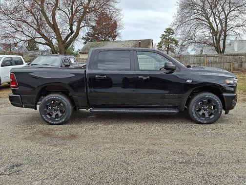 Diamond Black Crystal Pearl-Coat Exterior Paint 2026 RAM 1500 Express