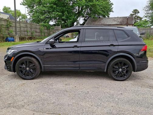 Deep Black 2022 Volkswagen Tiguan 2.0T SE R-Line Black 4MOTION