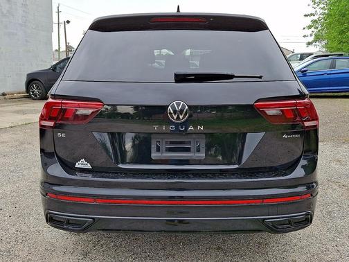 Deep Black 2022 Volkswagen Tiguan 2.0T SE R-Line Black 4MOTION