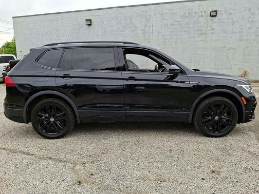 Deep Black 2022 Volkswagen Tiguan 2.0T SE R-Line Black 4MOTION