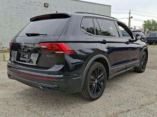 Deep Black 2022 Volkswagen Tiguan 2.0T SE R-Line Black 4MOTION