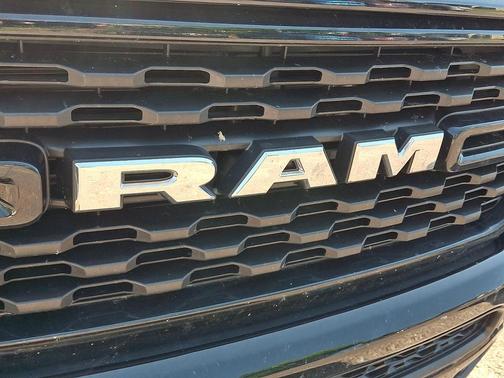 Diamond Black Crystal Pearlcoat 2023 RAM 1500 Big Horn/Lone Star