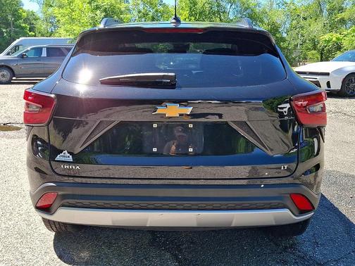 Mosaic Black Metallic 2025 Chevrolet Trax LT