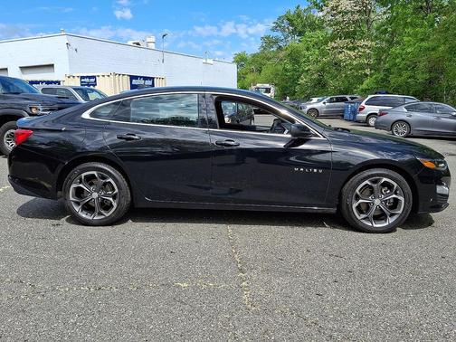 Mosaic Black Metallic 2024 Chevrolet Malibu FWD 1LT