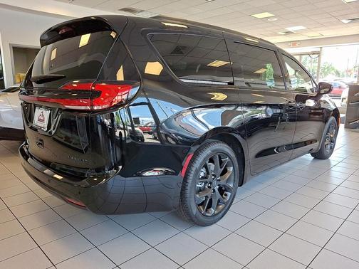 Diamond Black Crystal Pearl-Coat Exterior Paint 2027 Chrysler Pacifica Limited
