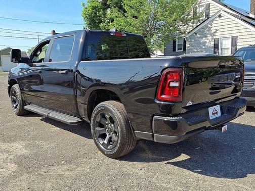 Diamond Black Crystal Pearl-Coat Exterior Paint 2026 RAM 1500 Express
