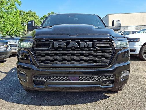 Diamond Black Crystal Pearl-Coat Exterior Paint 2026 RAM 1500 Express