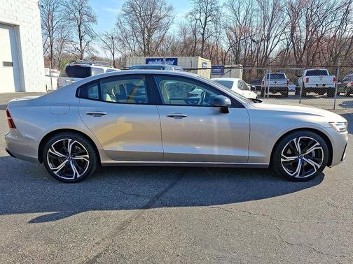 Gray 2024 Volvo S60 B5 Plus Dark Theme