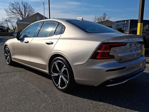 Gray 2024 Volvo S60 B5 Plus Dark Theme