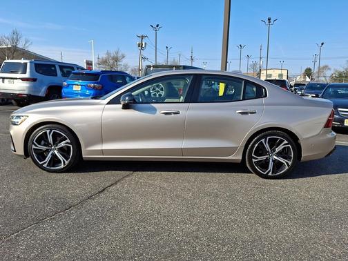 Gray 2024 Volvo S60 B5 Plus Dark Theme