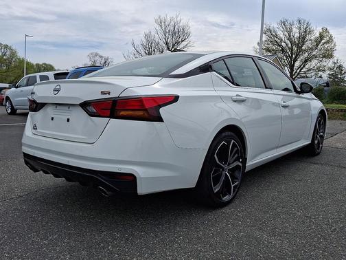 Glacier White 2024 Nissan Altima SR FWD