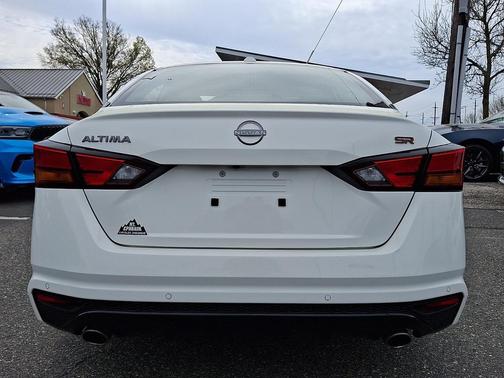 Glacier White 2024 Nissan Altima SR FWD