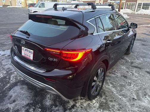 2017 INFINITI QX30 Premium