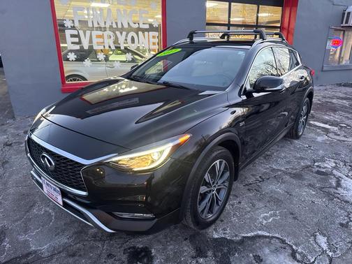 2017 INFINITI QX30 Premium