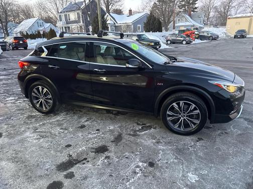 2017 INFINITI QX30 Premium