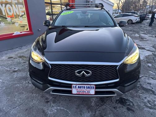 2017 INFINITI QX30 Premium