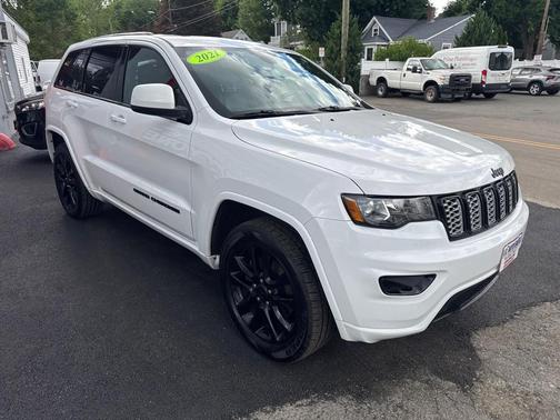 Bright White Clearcoat 2021 Jeep Grand Cherokee Laredo