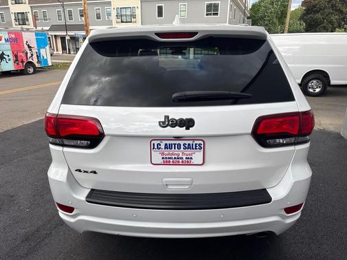 Bright White Clearcoat 2021 Jeep Grand Cherokee Laredo