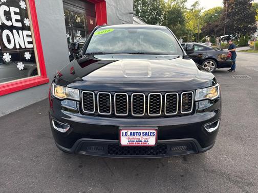 Diamond Black Crystal Pearlcoat 2018 Jeep Grand Cherokee Laredo E