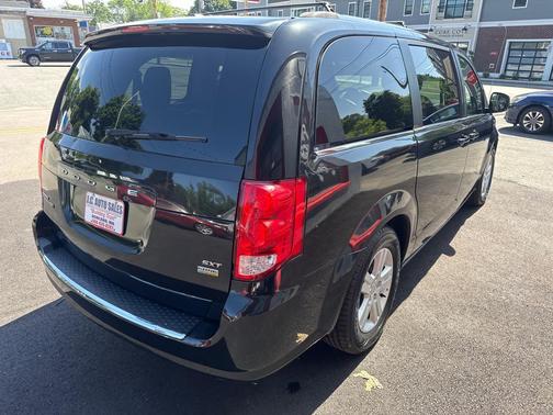 Black Onyx Crystal Pearlcoat 2019 Dodge Grand Caravan SXT
