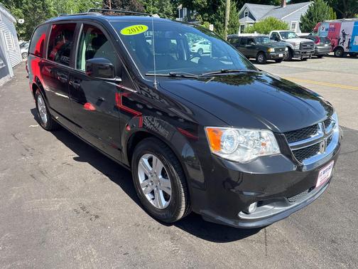 Black Onyx Crystal Pearlcoat 2019 Dodge Grand Caravan SXT