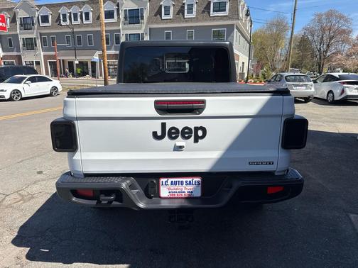 Bright White Clearcoat 2020 Jeep Gladiator Sport S
