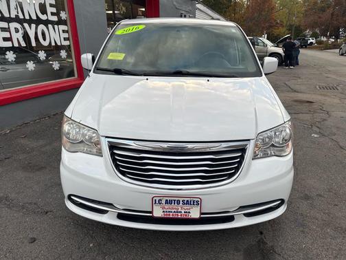 2016 Chrysler Town & Country Touring